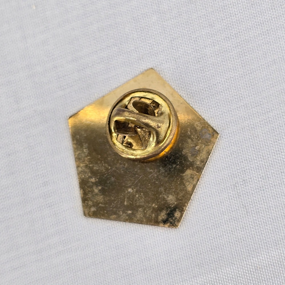 Vintage Friendship Force of Lincoln Nebraska USA Red Star Pentagon Lapel Pin - Picture 2 of 3